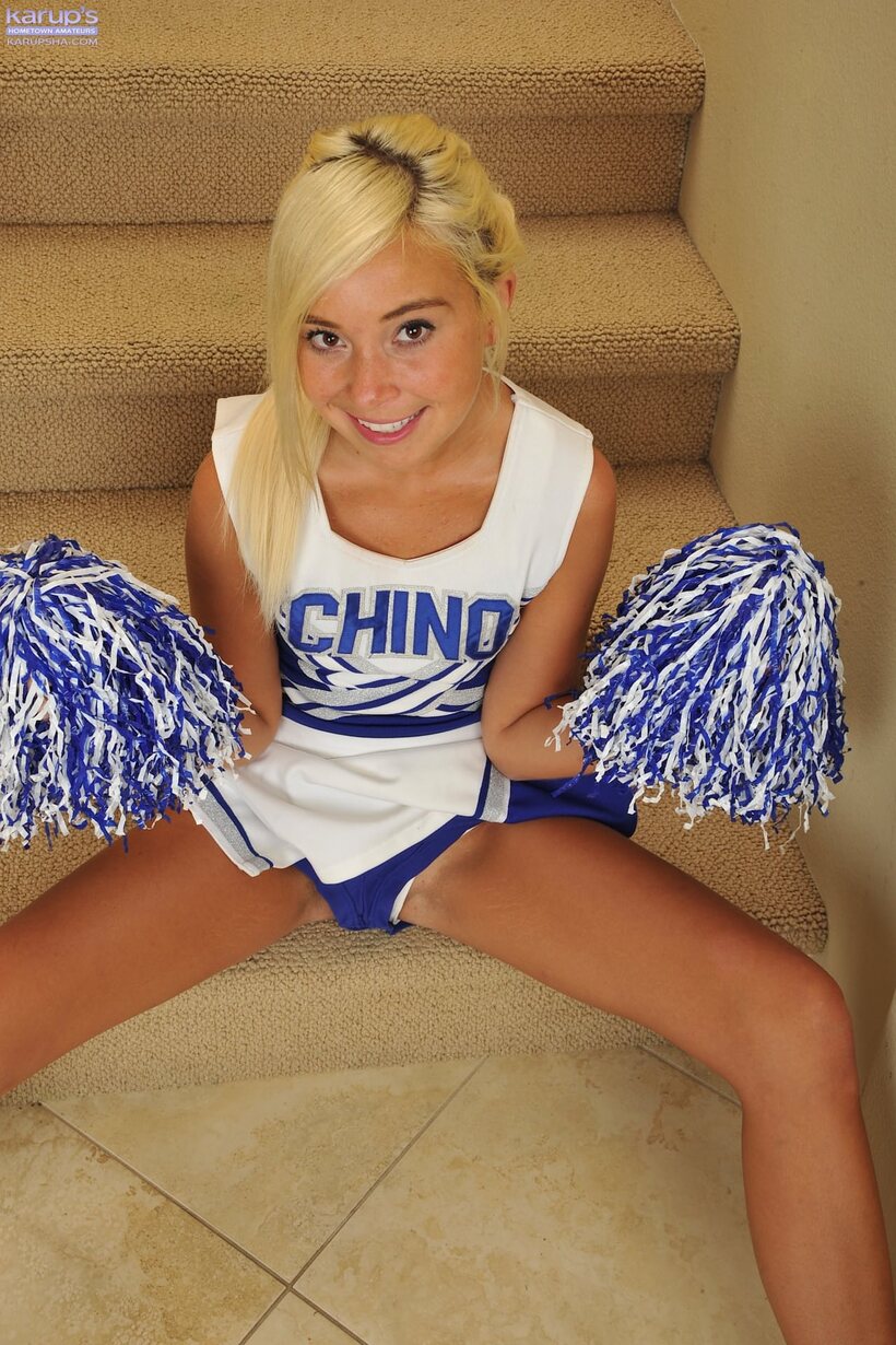 Kaylee Haze fingers herself on the stairs, licking her wet pussy, photo 3 of 21