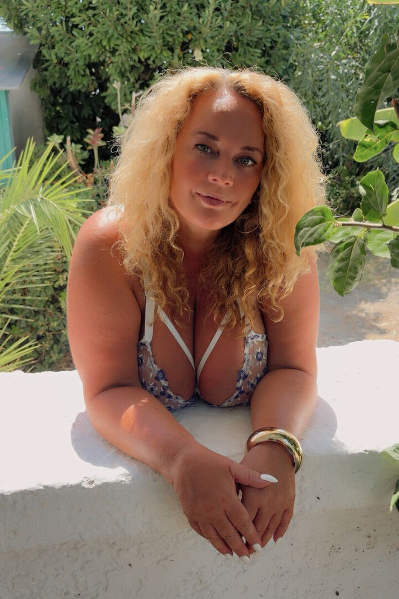 Photo 2 — Curly blonde bbw flashes her tits in sexy lingerie