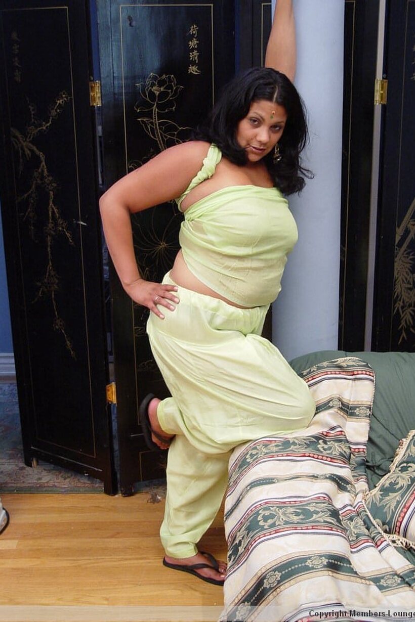 Ass nude photo 2 — Chubby girl flaunts her big tits and nipples