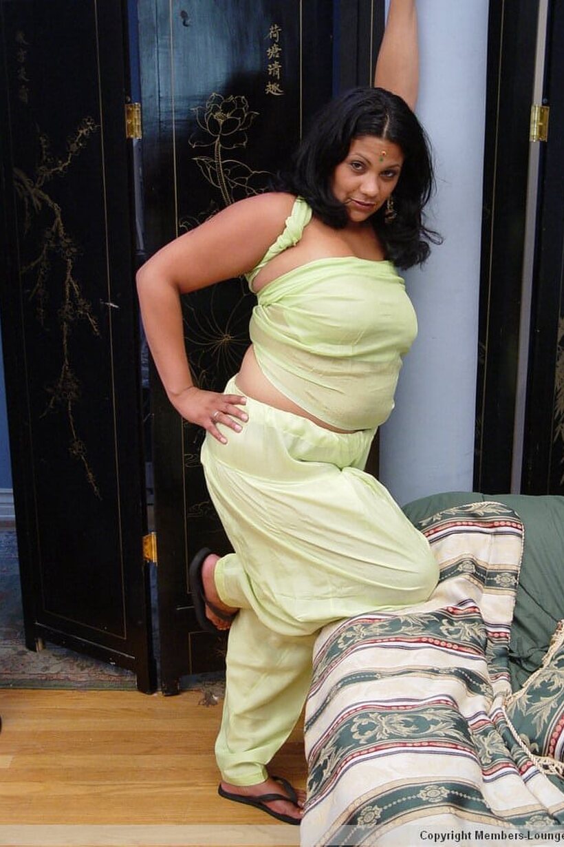 Chubby girl flaunts her big tits and nipples (shot 3)