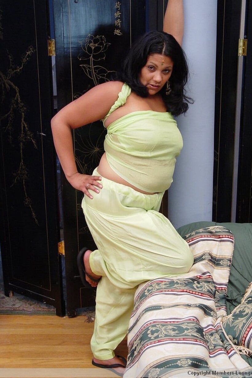 Chubby girl flaunts her big tits and nipples, photo 5 of 21