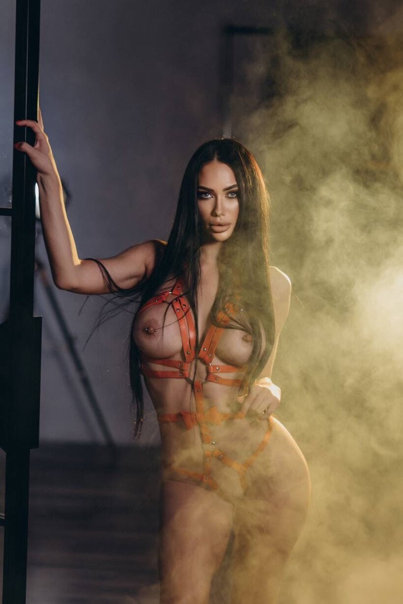 Image 10/10: Lingerie-clad gymnast shows off big tits and a big booty