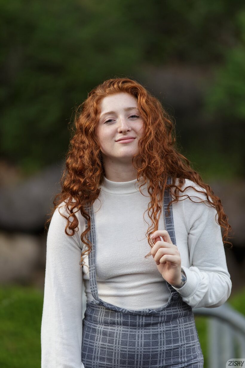 Corsen Gilroy flaunts her tits and ass in public (shot 1)