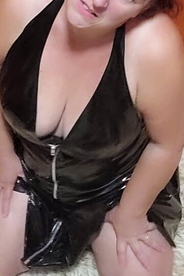 Chubby Nikki Holland exposes her big tits in a dress