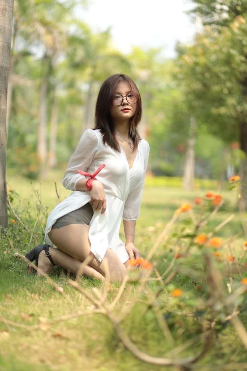 Asian pic 20 from the set «Glasses on, Asian babe Natalia shows off her outfit outdoors»