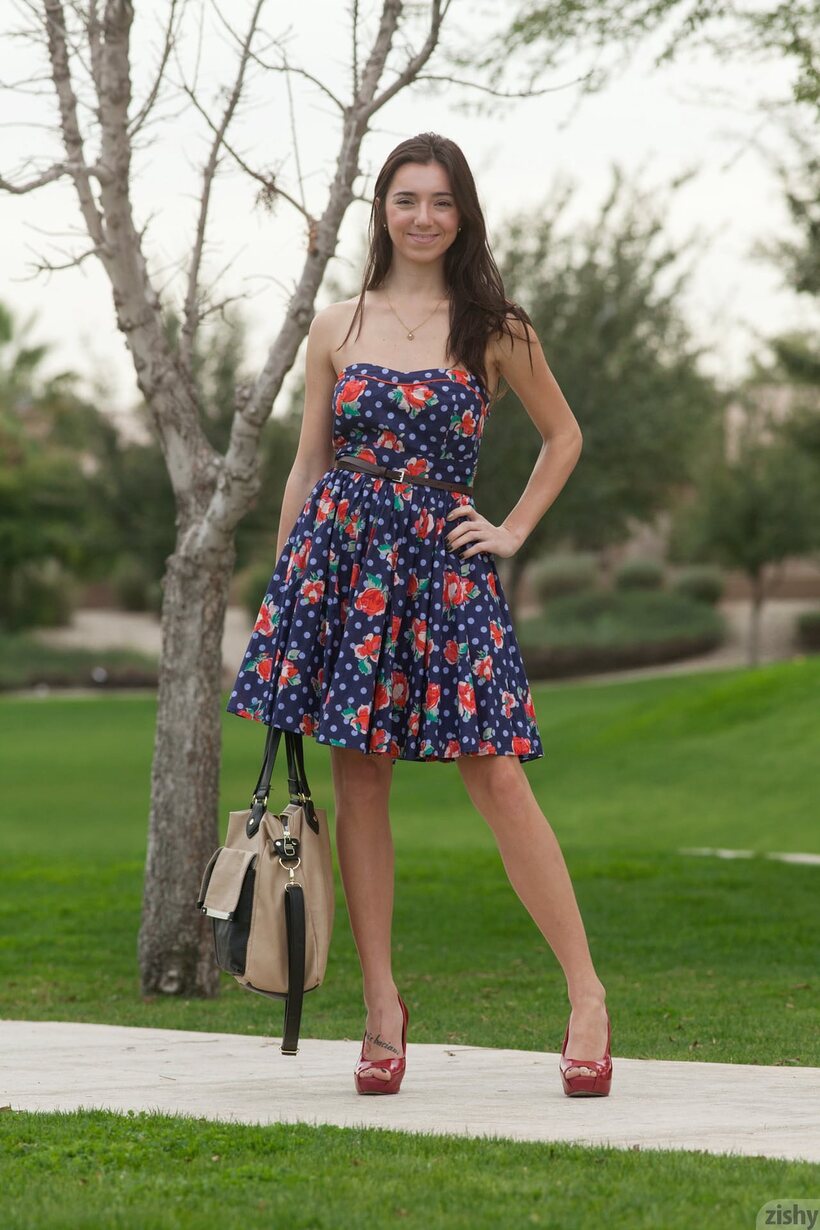 Olive Southard pic 5 from the set «Clothed Olive Southard spreads her ass while flashing»