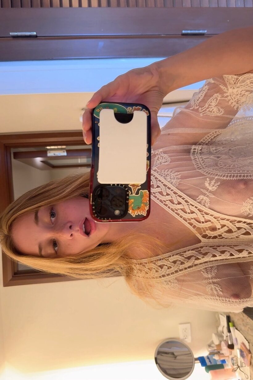 Glamour model shows her ass while taking selfies (shot 1)