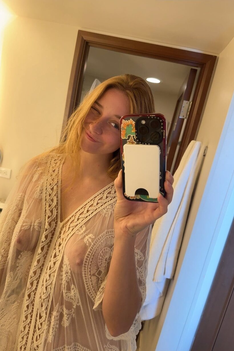 Glamour model shows her ass while taking selfies (shot 3)