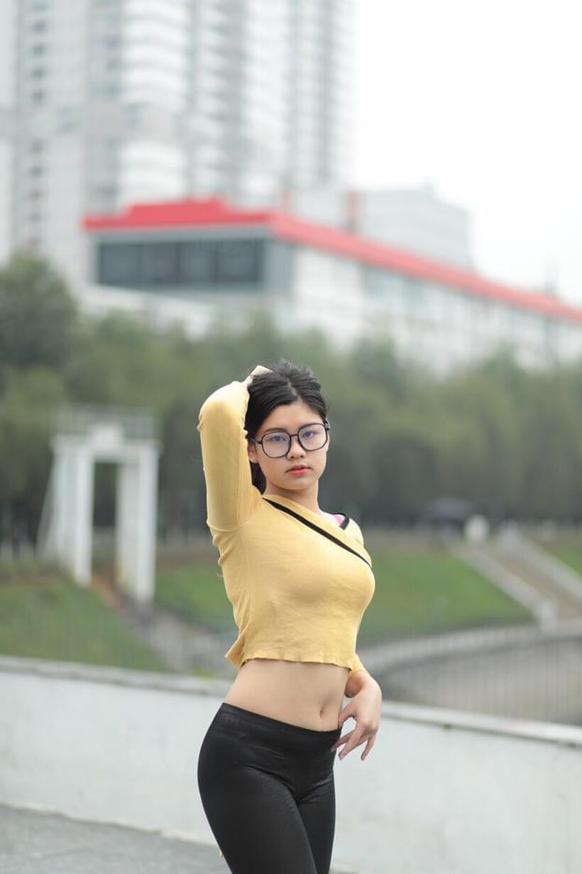 Amateur pic 2 from the set «Clothed girl gets naked outdoors»