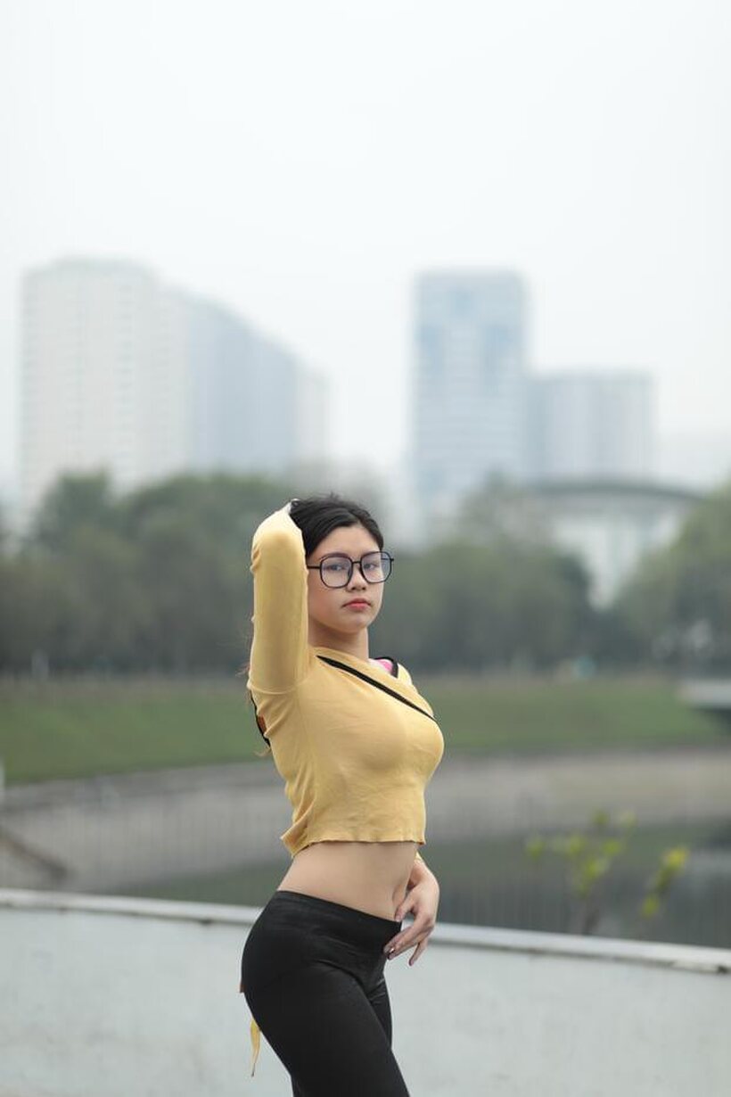 Amateur nude photo 4 — Clothed girl gets naked outdoors