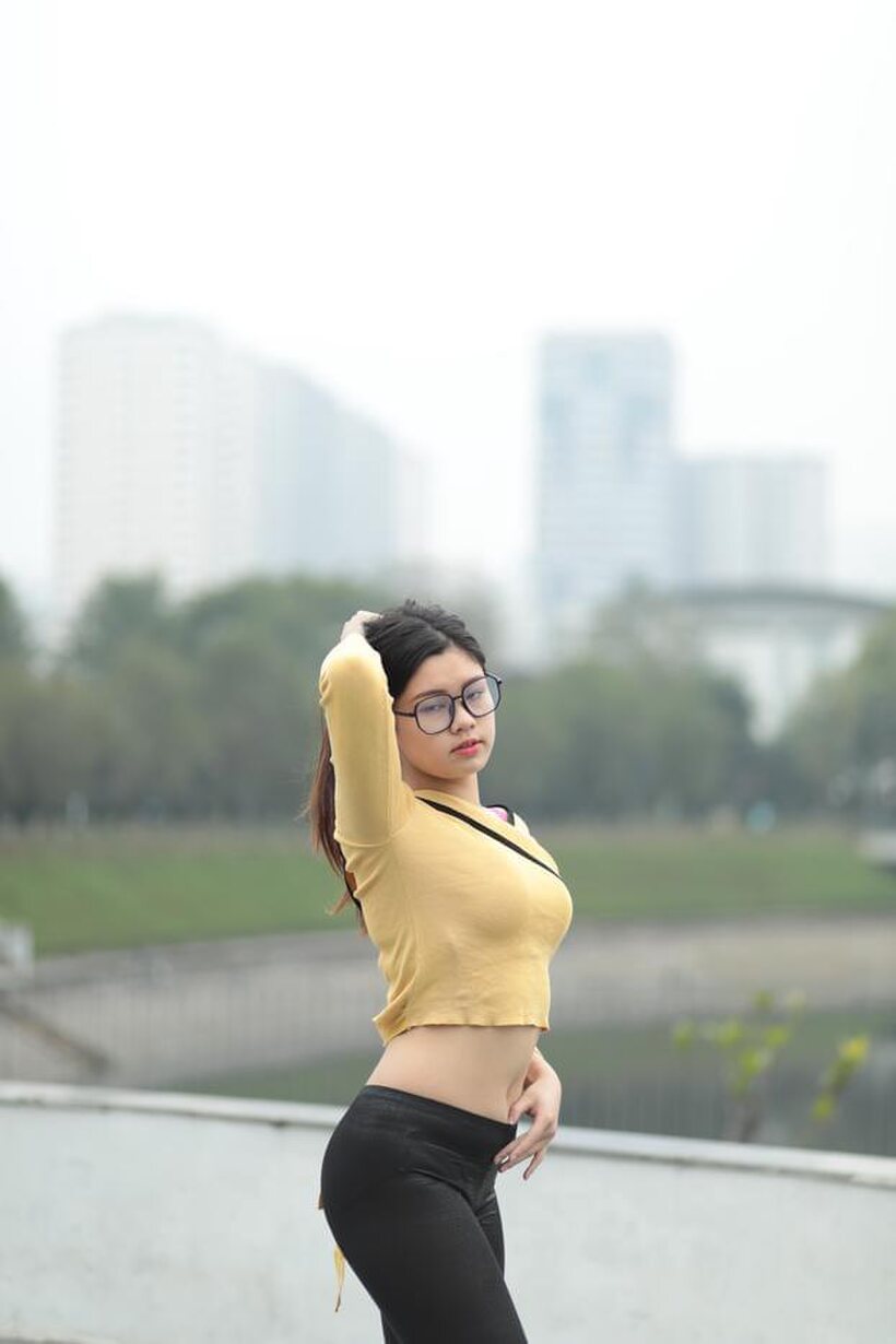 Clothed girl gets naked outdoors (shot 5)
