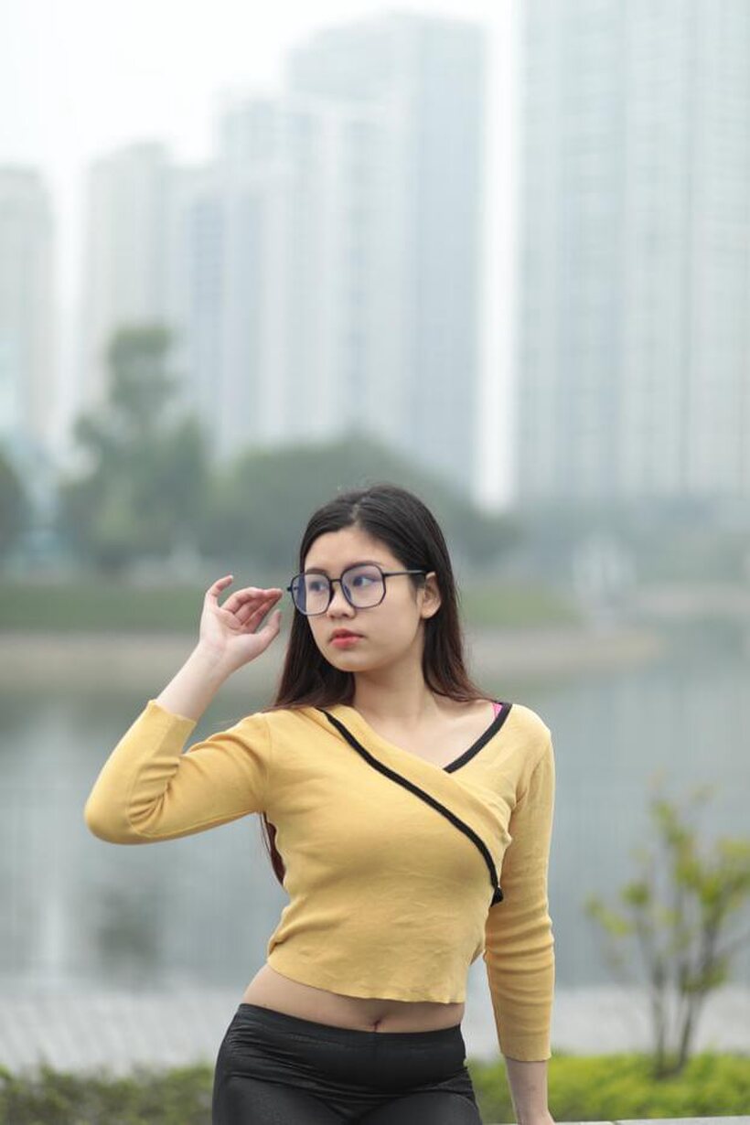 Clothed girl gets naked outdoors (shot 15)
