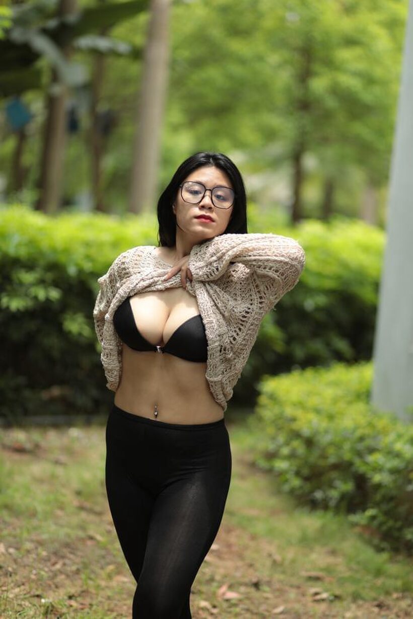 Amateur nude photo 2 — Wanara hikes up her sweater to flash those sexy Asian tits