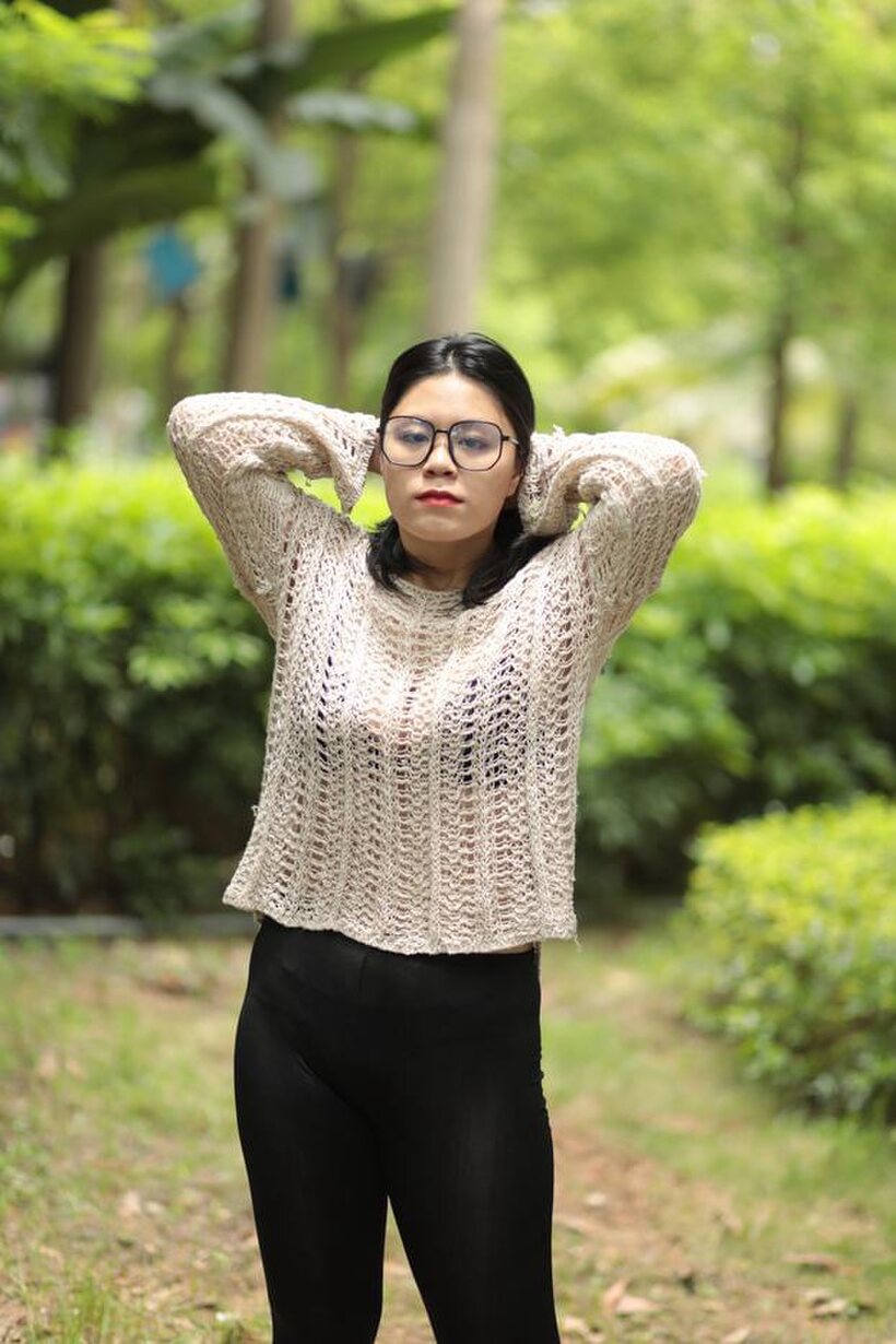 Wanara hikes up her sweater to flash those sexy Asian tits, photo 5 of 21