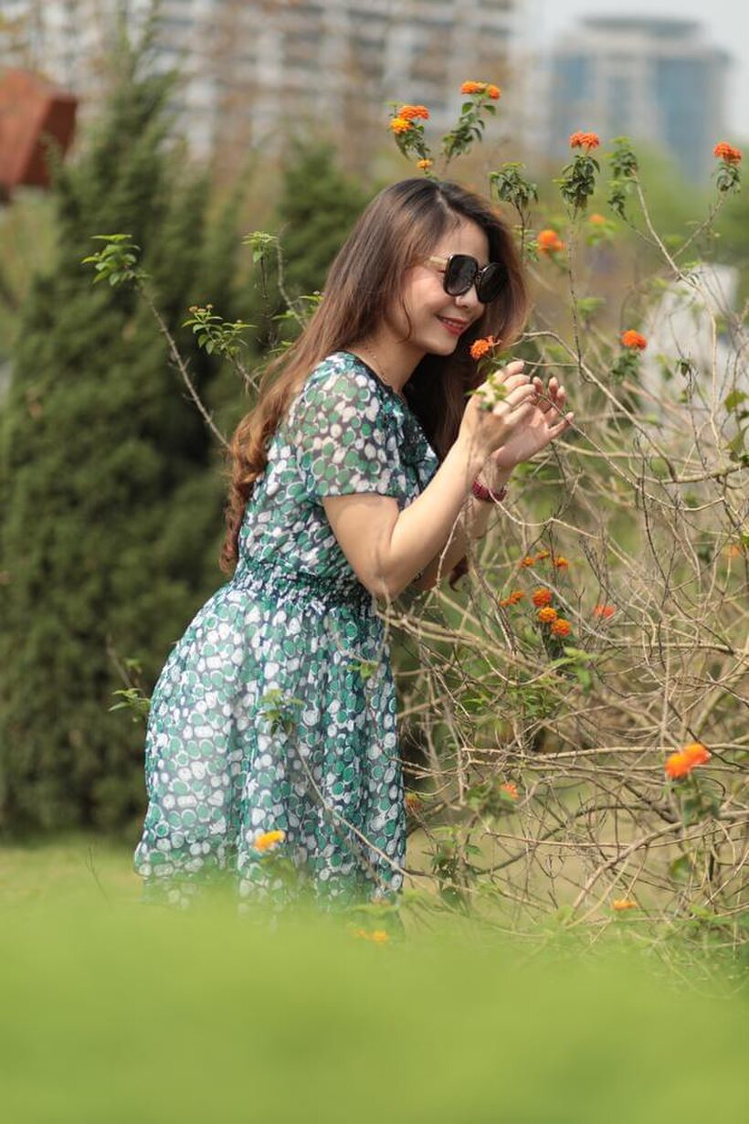 Clothed girl gets naked outdoors, photo 12 of 21