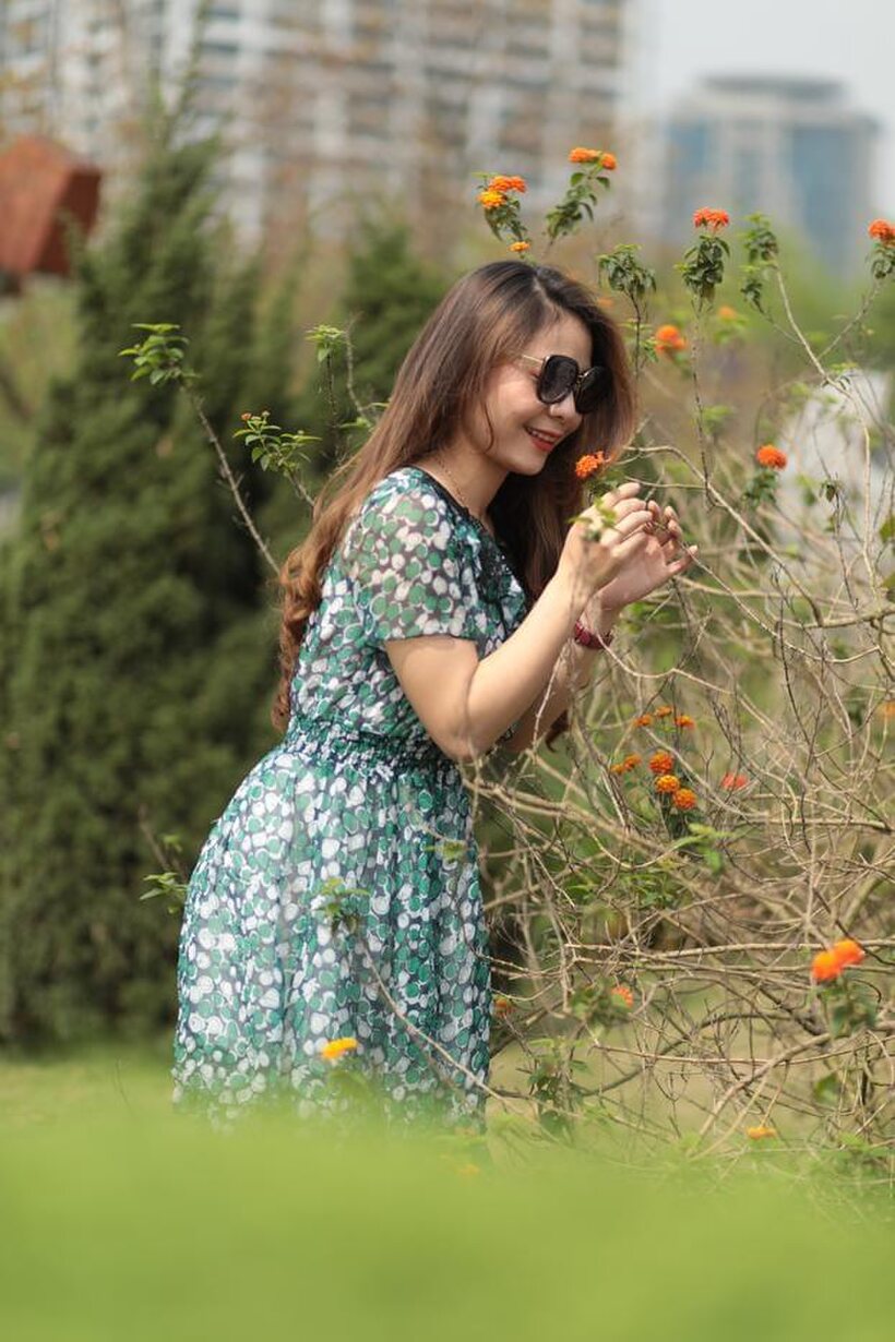 Amateur pic 13 from the set «Clothed girl gets naked outdoors»