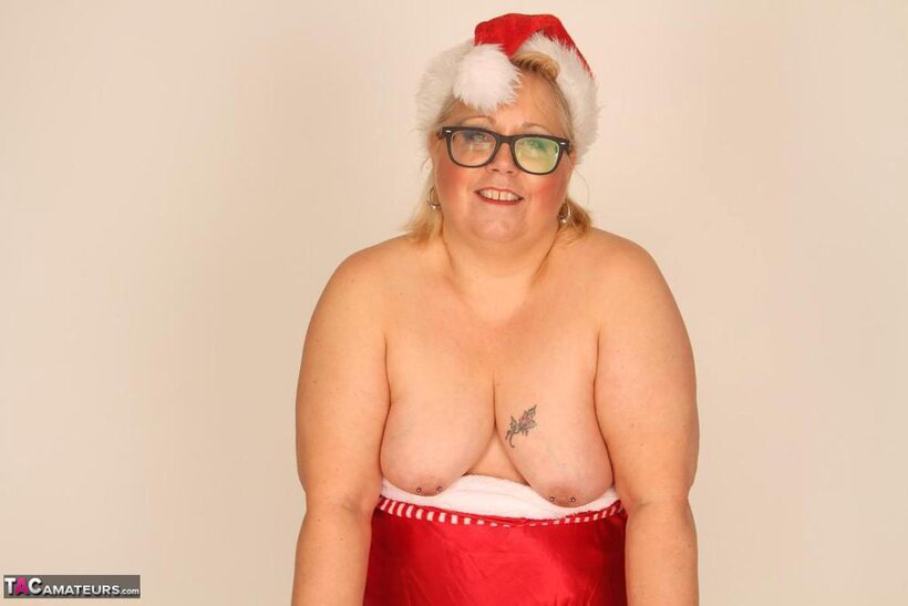 Chubby Lexie Cummings gets naked for Christmas and shows her ass (shot 18)