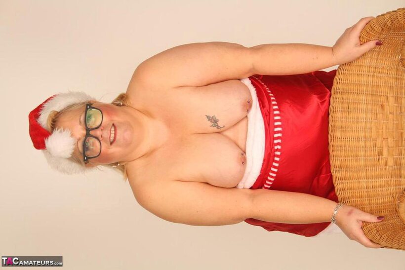 Photo 19 — Chubby Lexie Cummings gets naked for Christmas and shows her ass