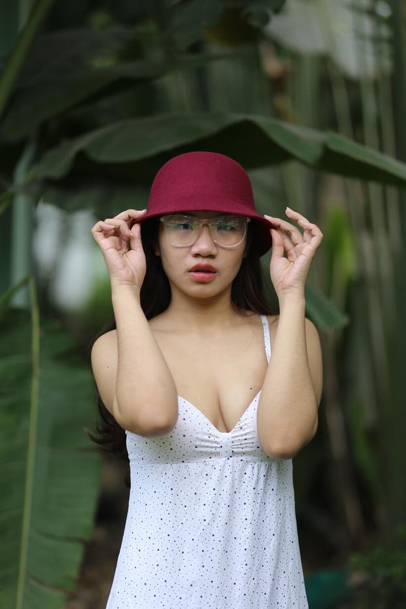 Petite girl gets naked outdoors, photo 4 of 21