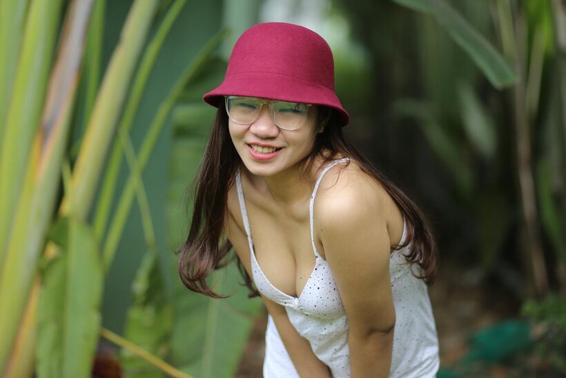 Amateur nude photo 9 — Petite girl gets naked outdoors