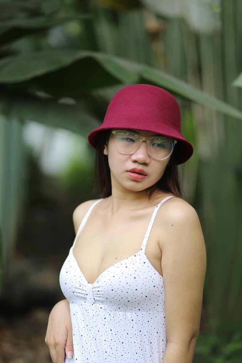 Petite girl gets naked outdoors (shot 16)