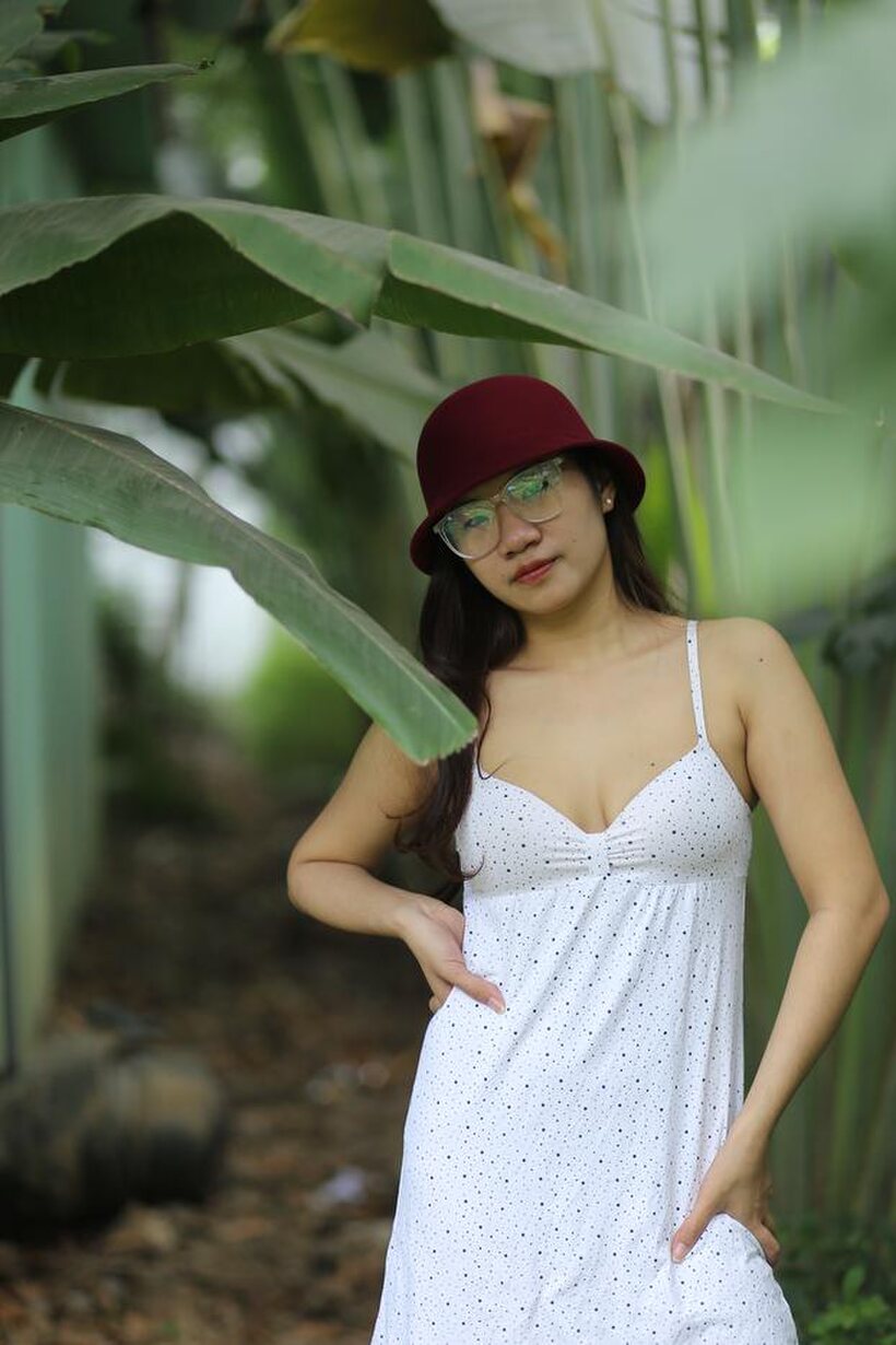 Petite girl gets naked outdoors (shot 17)
