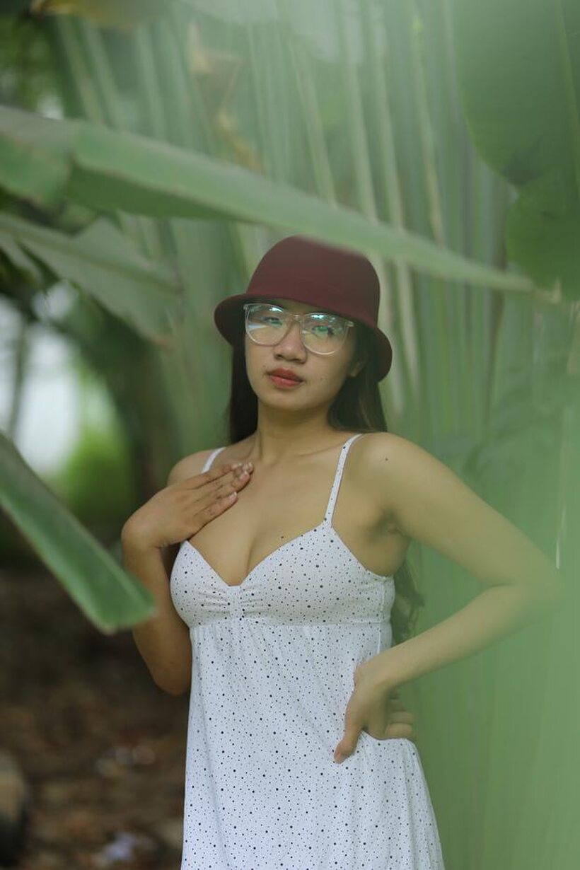 Petite girl gets naked outdoors (shot 21)