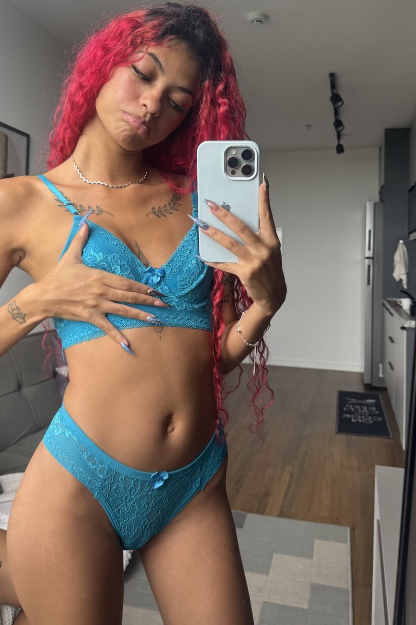 Latina girl flaunts her natural tits, photo 2 of 20