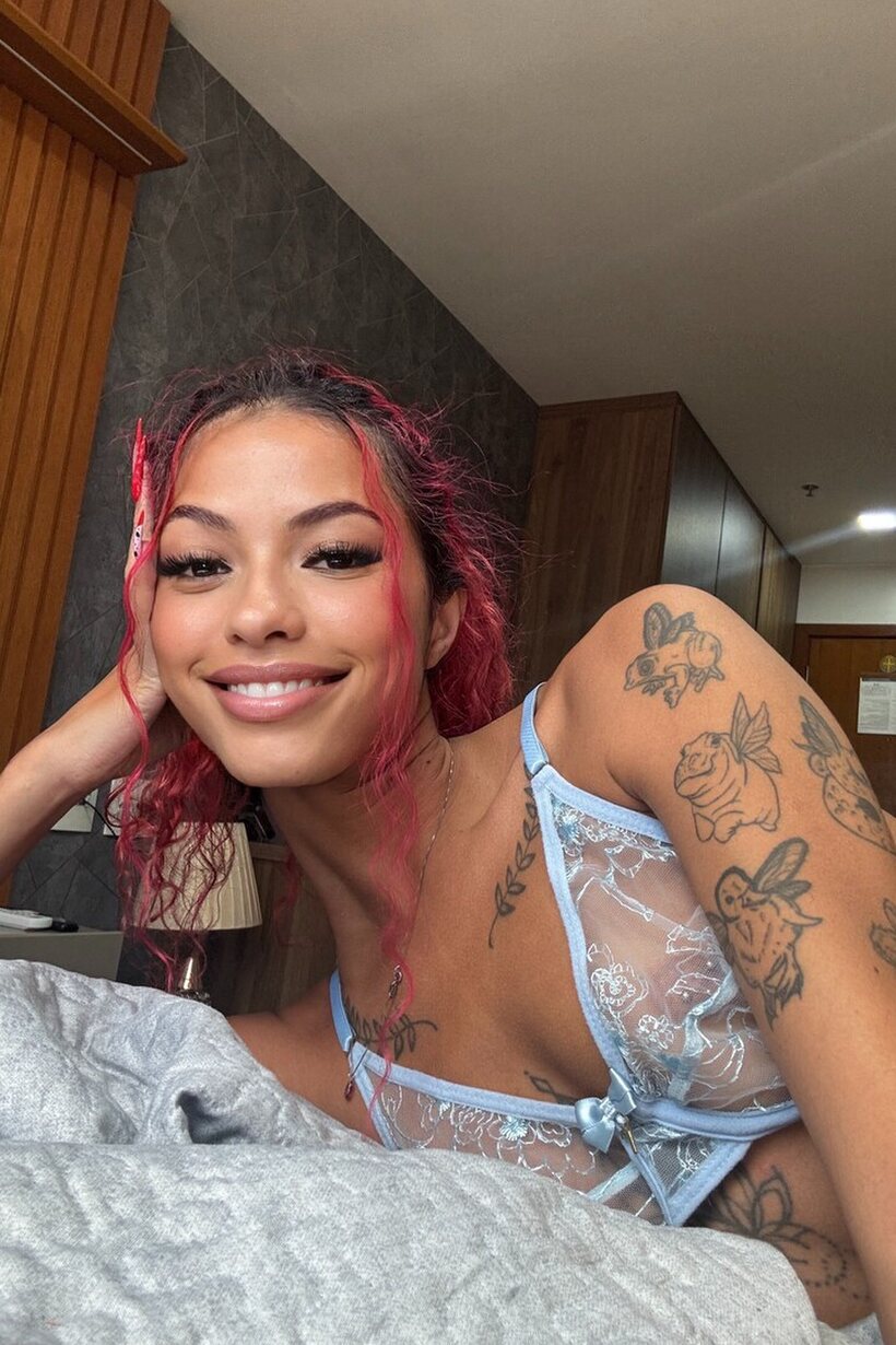 Latina girl flaunts her natural tits, photo 9 of 20