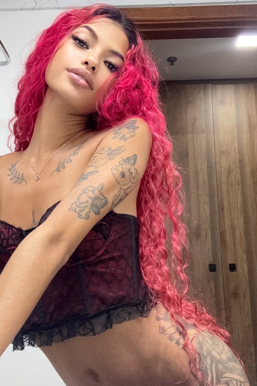 Latina girl flaunts her natural tits (shot 10)