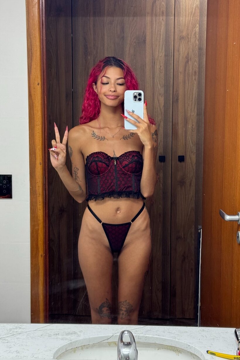 Latina girl flaunts her natural tits (shot 12)