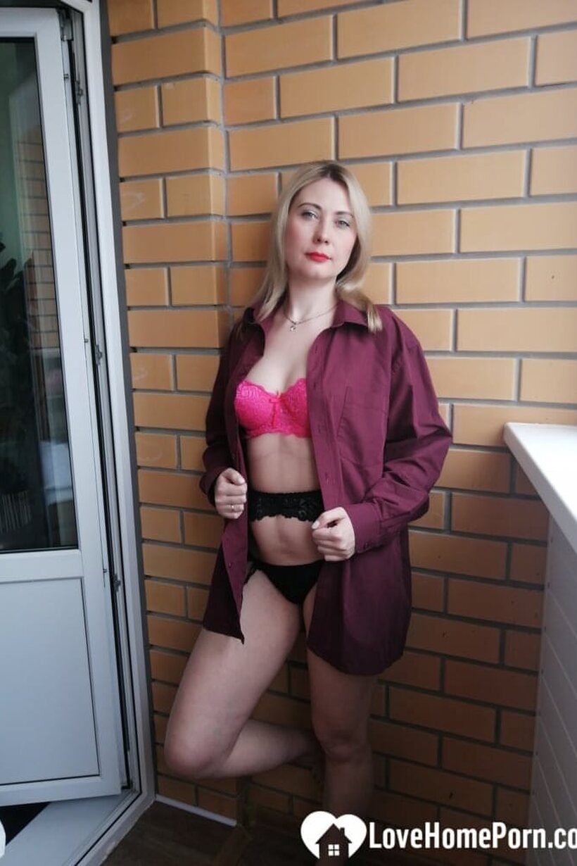 MILF flaunts her pussy and ass while undressing (shot 20)
