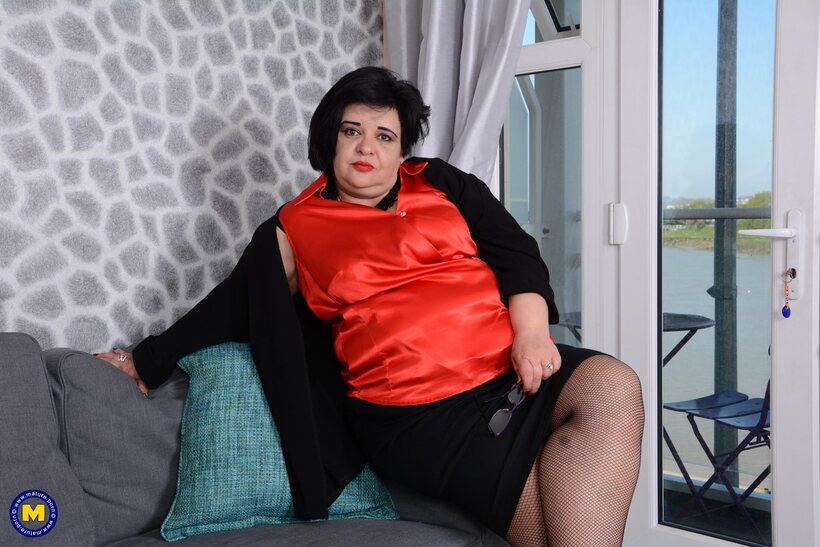 Mature bbw strips to stockings and pumps her heavy tits up (shot 3)