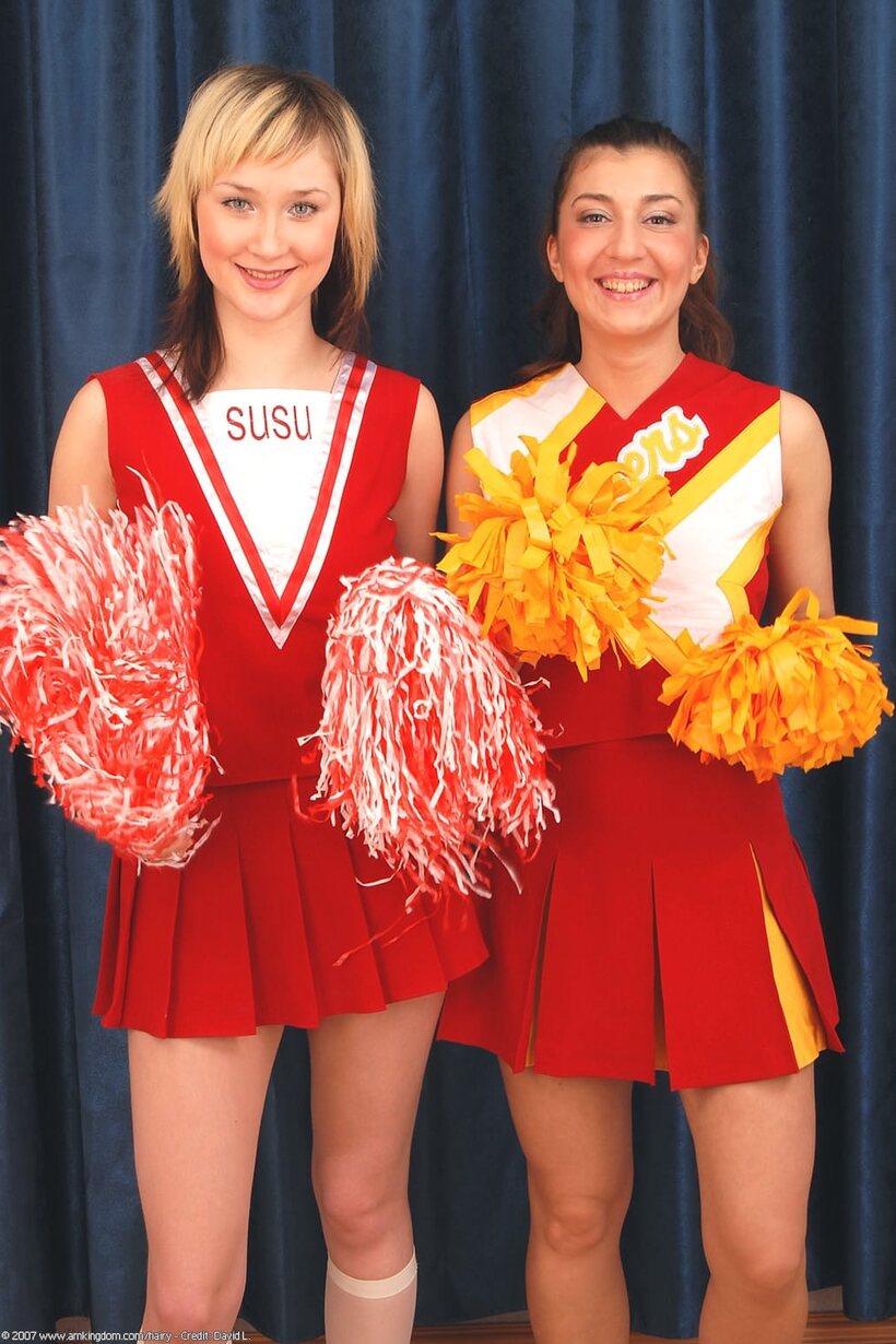 Cheerleaders flash their pussies before a lesbian licking session, photo 4 of 21