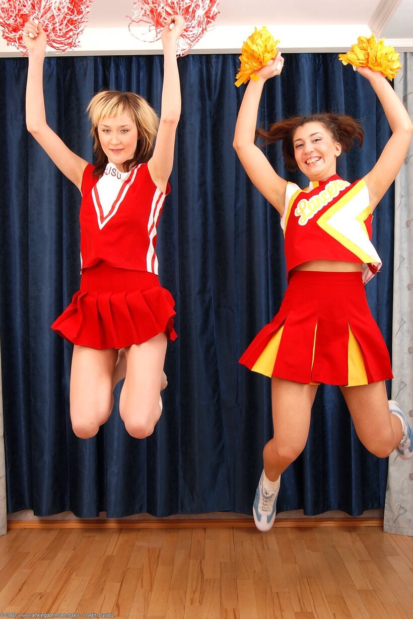 Cheerleaders flash their pussies before a lesbian licking session, photo 10 of 21
