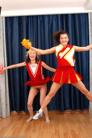 Cheerleaders flash their pussies before a lesbian licking session