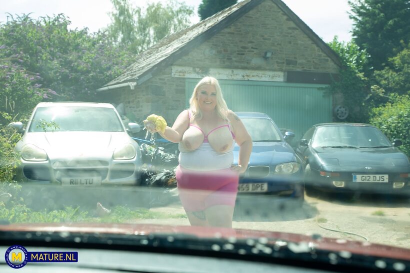 Chubby girl gets naked in the car with Mr Longwood, photo 11 of 21