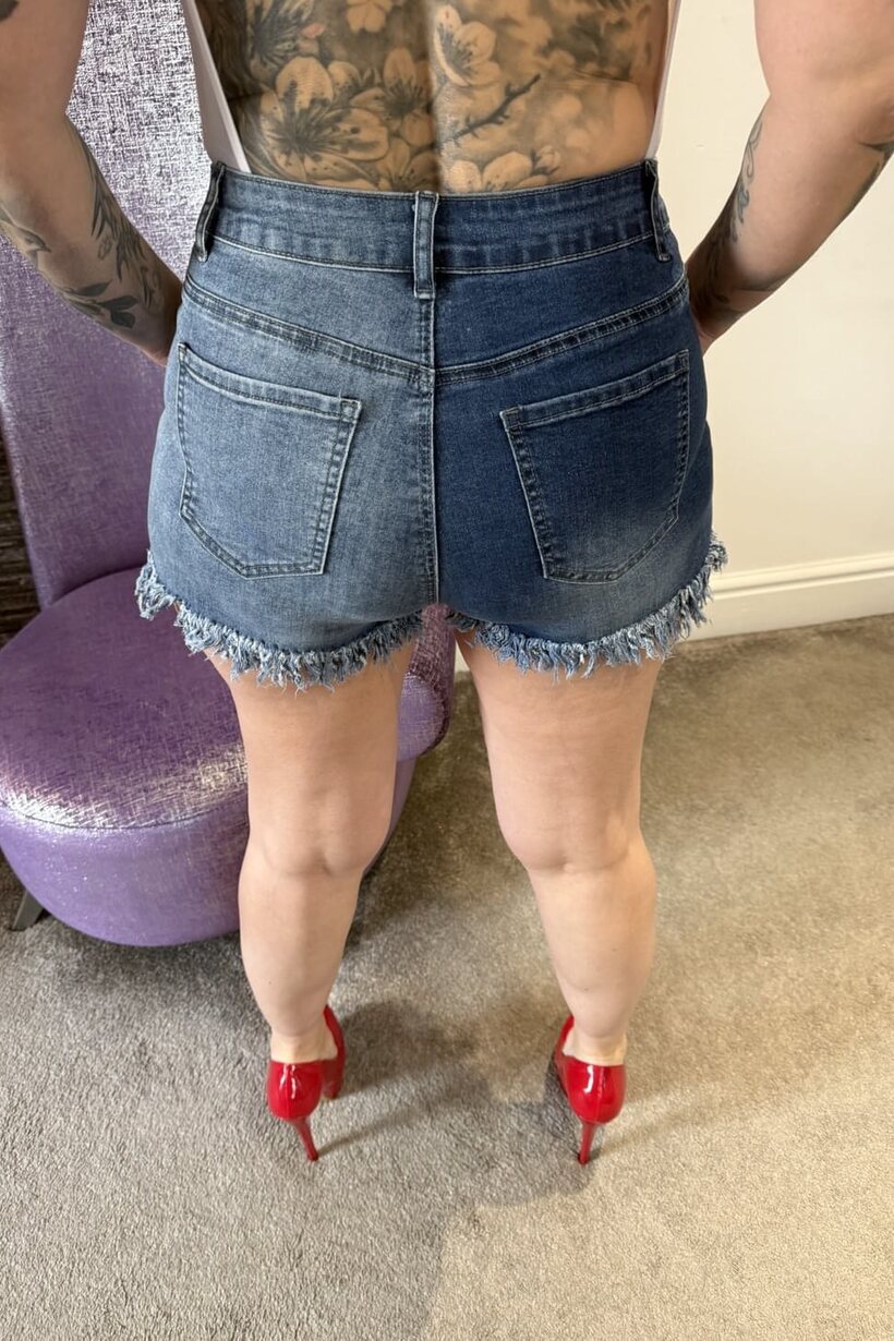 Ass nude photo 2 — Chubby girl shows off her big tits and ass