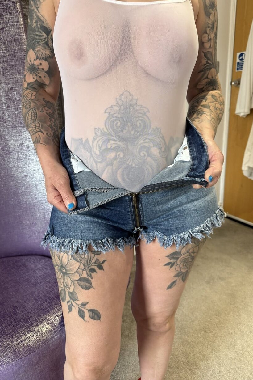 Image 4/16: Chubby girl shows off her big tits and ass