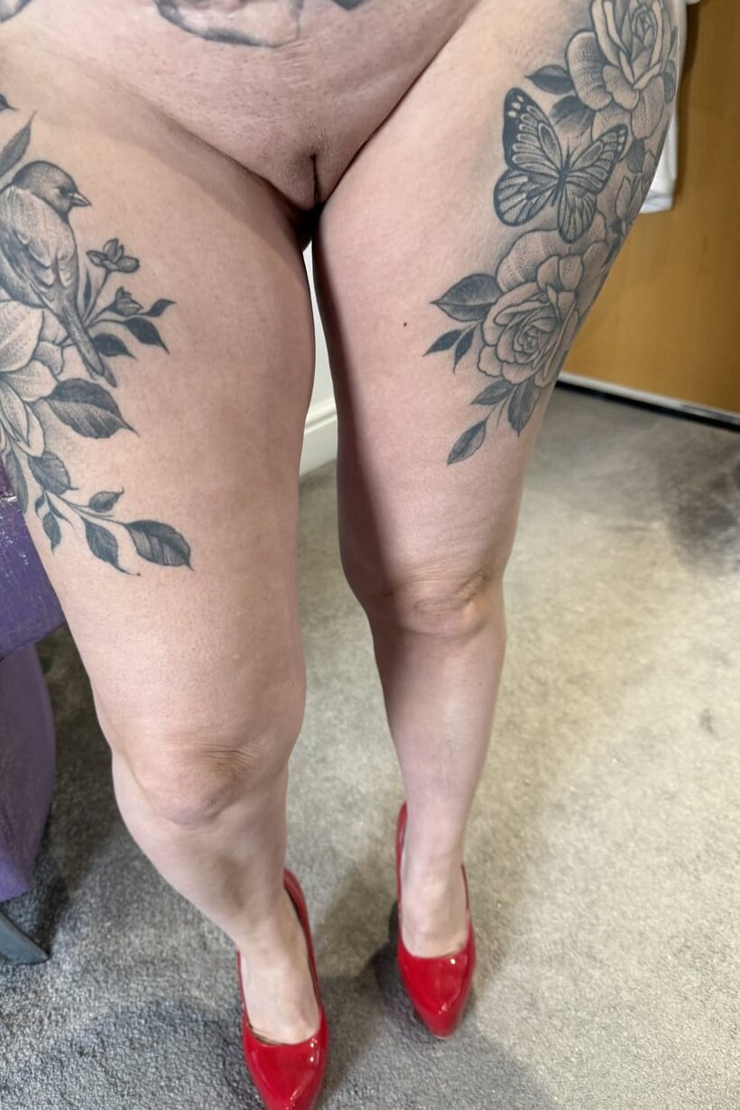 Chubby girl shows off her big tits and ass (shot 12)