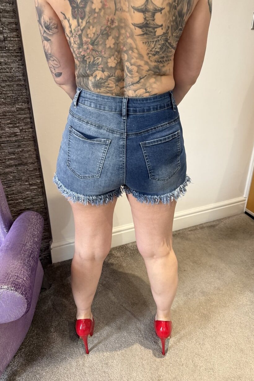 Chubby girl shows off her big tits and ass (shot 13)
