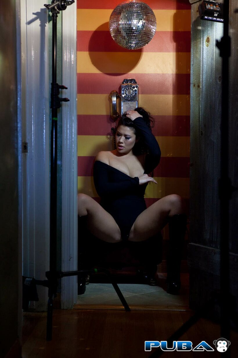 PAWG London Keyes exposes her asshole and legs while masturbating, photo 7 of 21