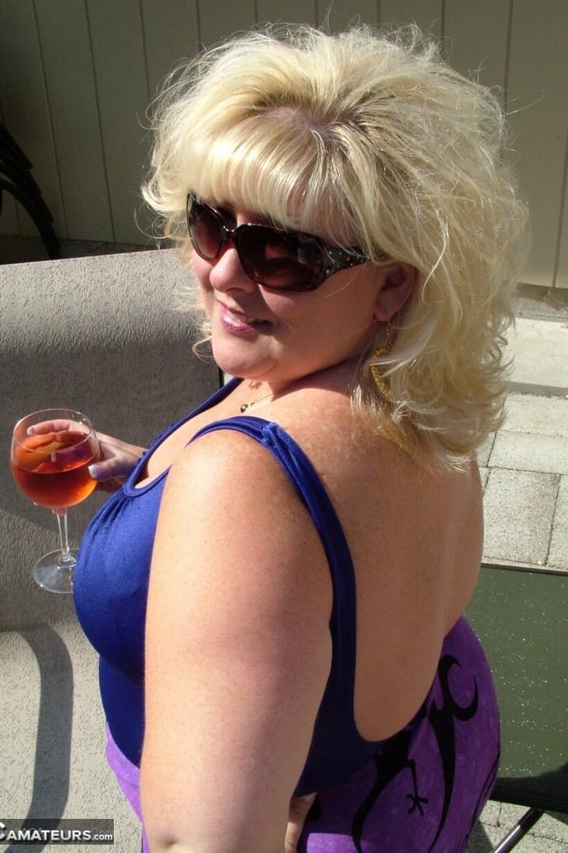 Taffy Spanx bares her big tits and gets wet outside in heels, photo 1 of 16