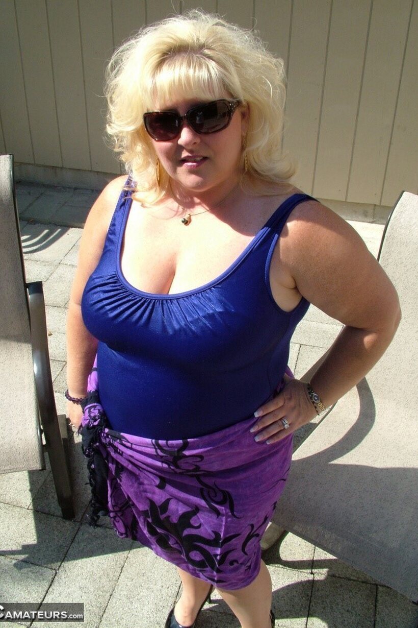 Taffy Spanx bares her big tits and gets wet outside in heels, photo 2 of 16