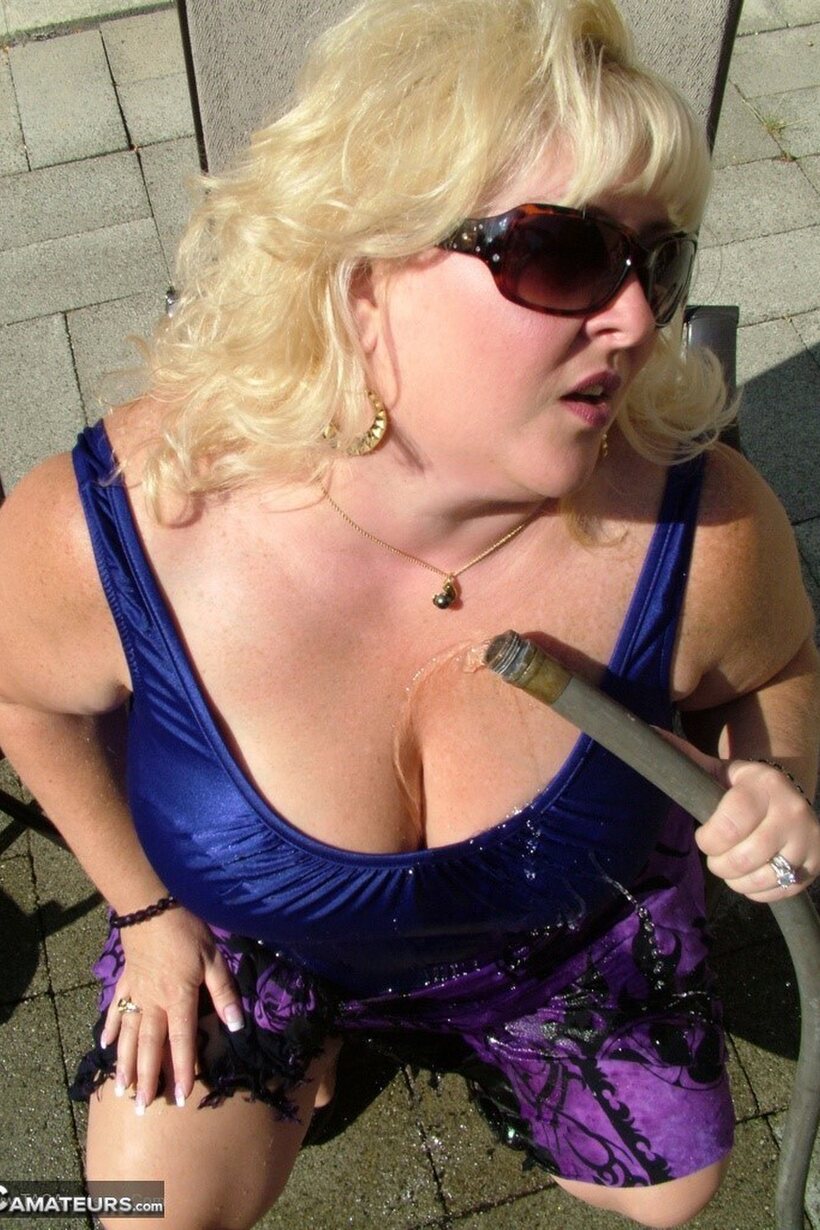 Taffy Spanx bares her big tits and gets wet outside in heels (shot 7)