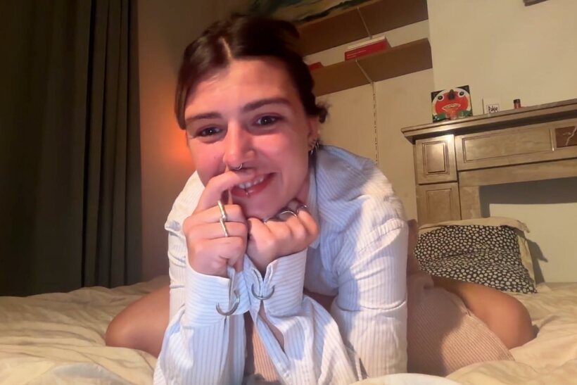 Amateur pic 4 from the set «Sexy girl undressing in bed»