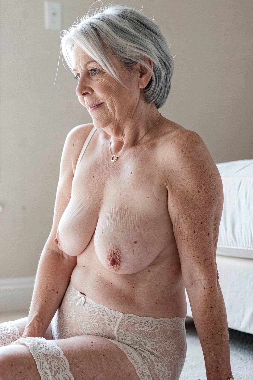 Granny poses naked in 16 pics (shot 3)