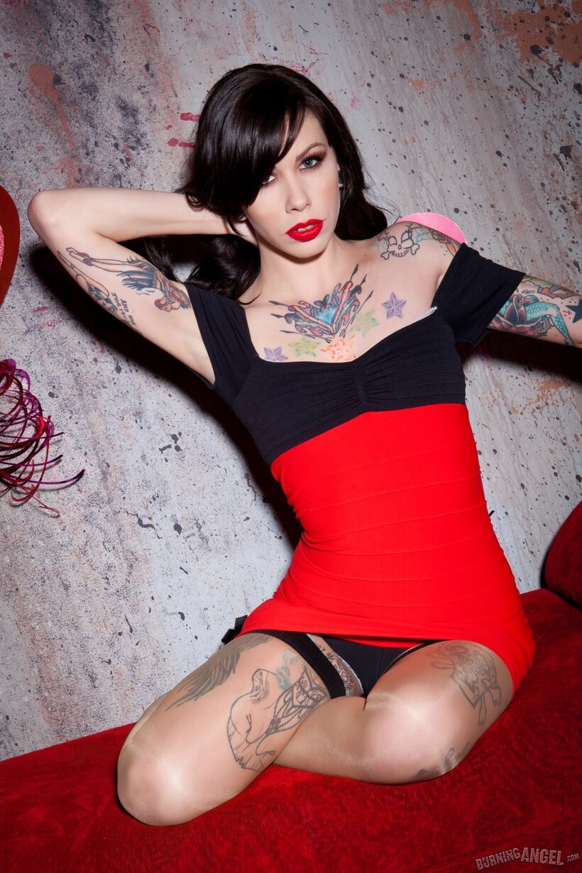Tattooed Krysta Kaos flaunts her natural tits and ass while masturbating, photo 2 of 17