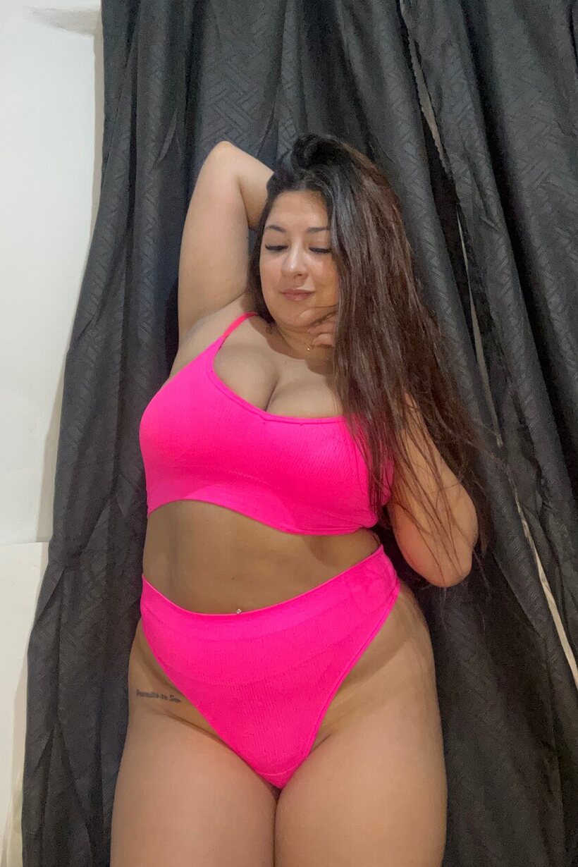 Image 7/20: Thick girl takes selfies and shows her big tits and boobs in lingerie