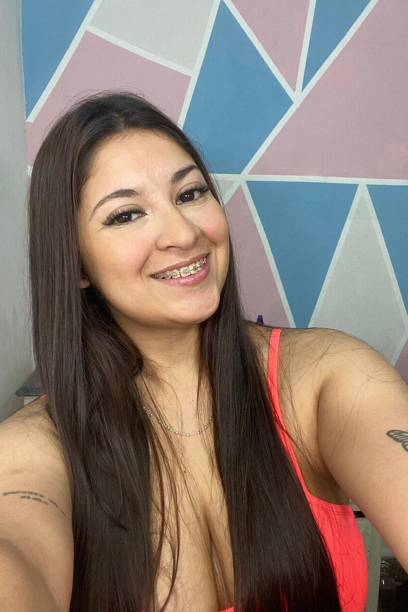 Thick girl takes selfies and shows her big tits and boobs in lingerie (shot 17)
